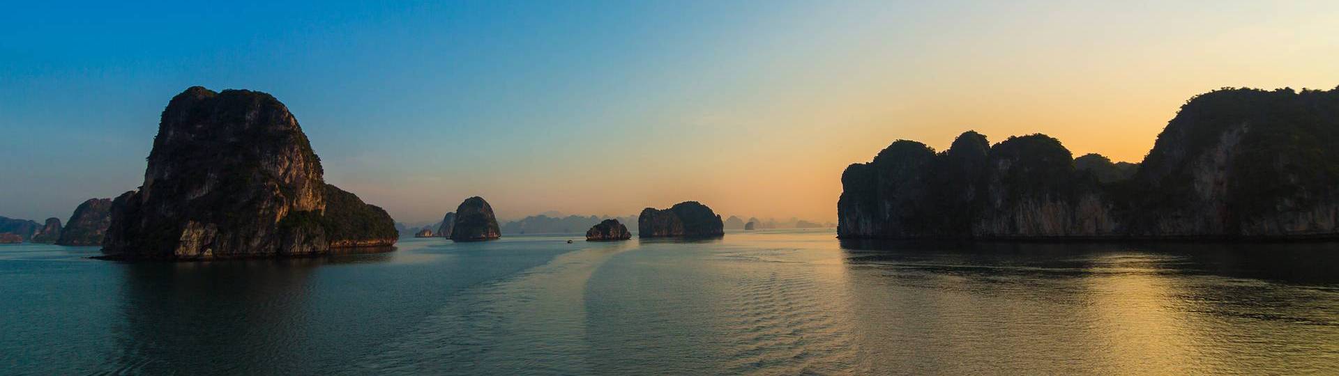 Bai Tu Long Bay