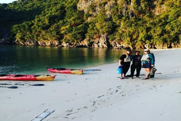 01 Day: Cruising and kayaking the amazing Lan Ha bay