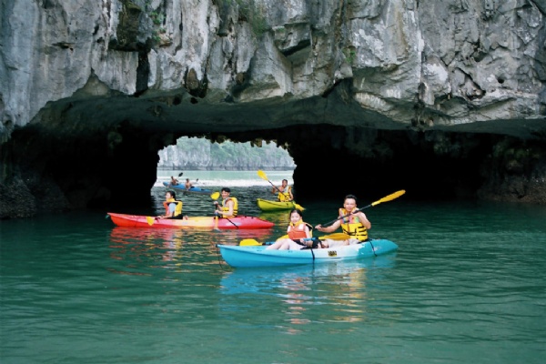 Best Places for Kayaking in Lan Ha Bay Vietnam